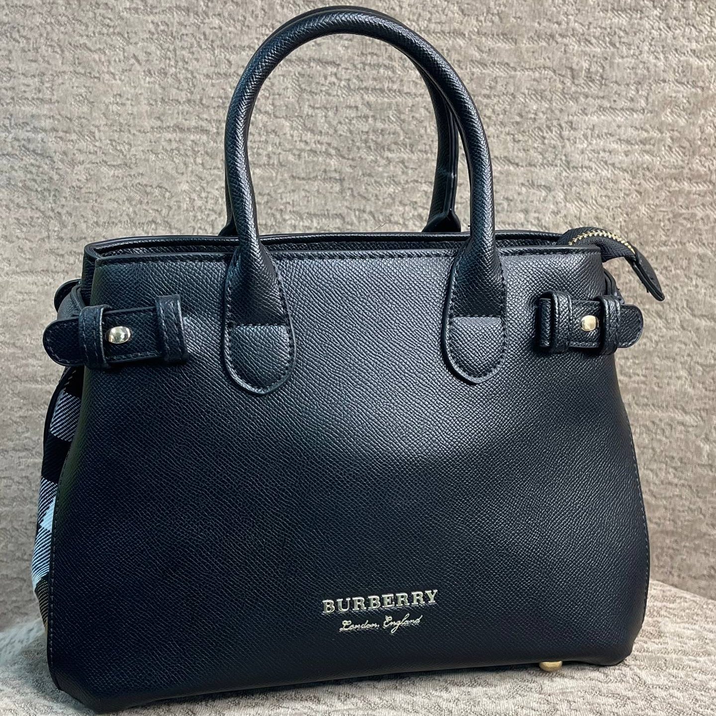 Burberry Beige Bag 👜 Classic Chic 💖