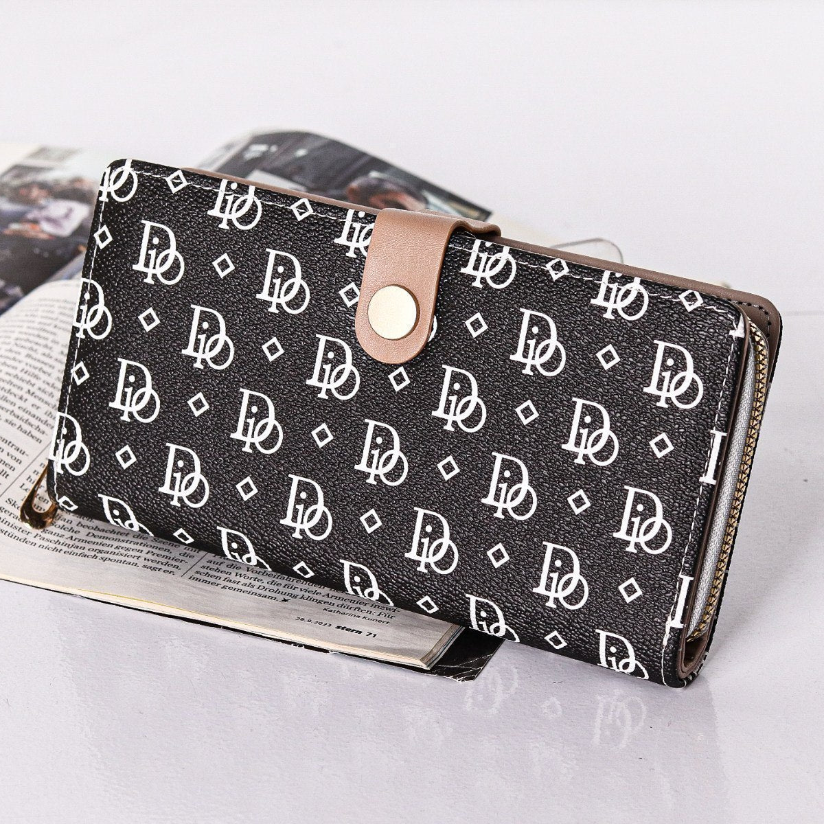 Patterned Bi-Fold Wallet: Classic Brown & Black 💼🤎🖤