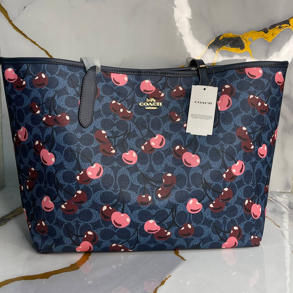 Coach Signature Script Logo Tote Bag 👜✨🗽
